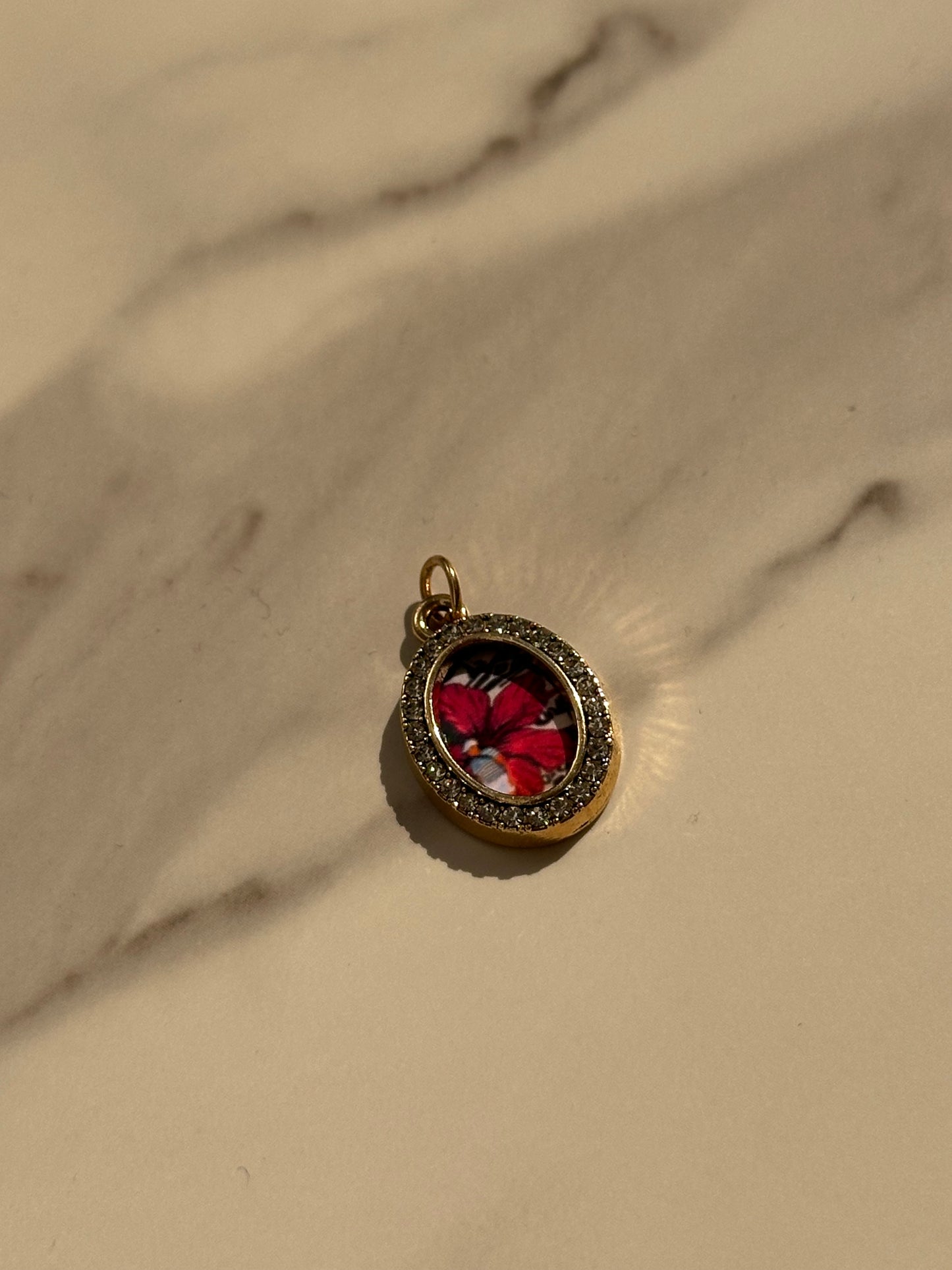 Charm con Piedras Incrustadas