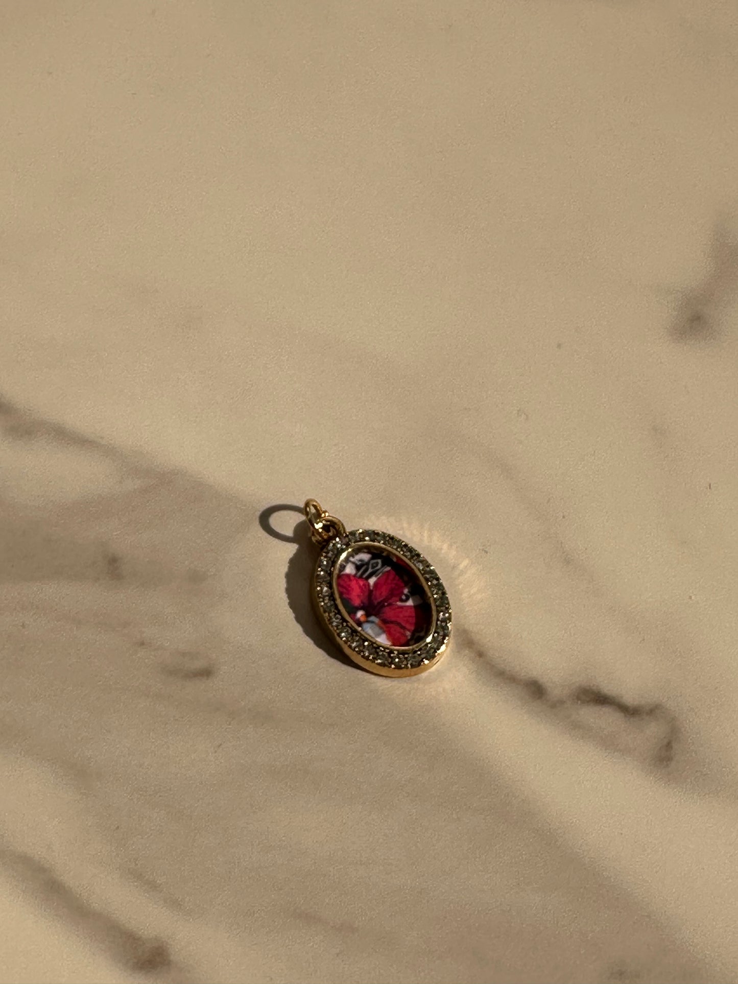 Charm con Piedras Incrustadas