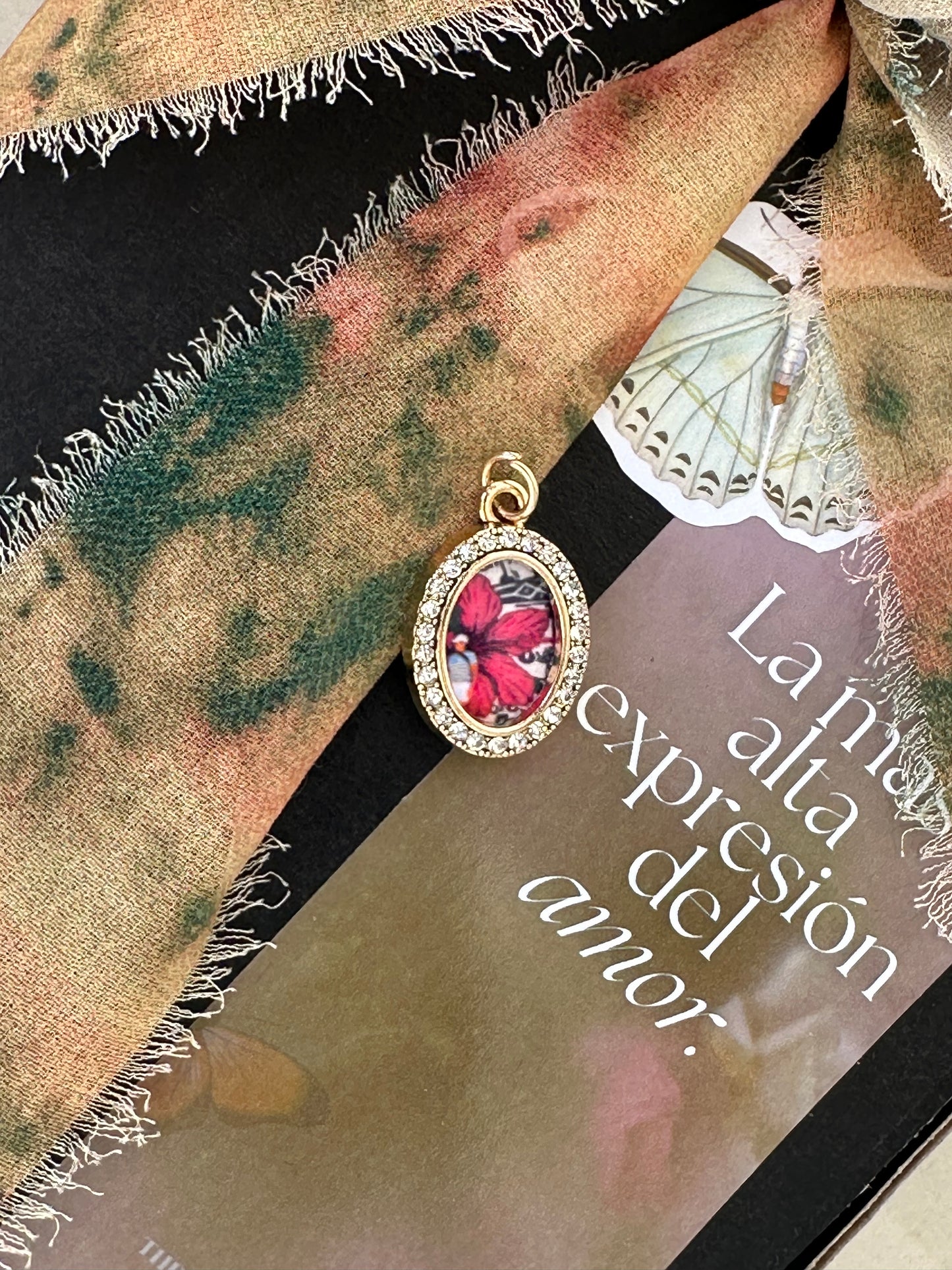 Charm con Piedras Incrustadas